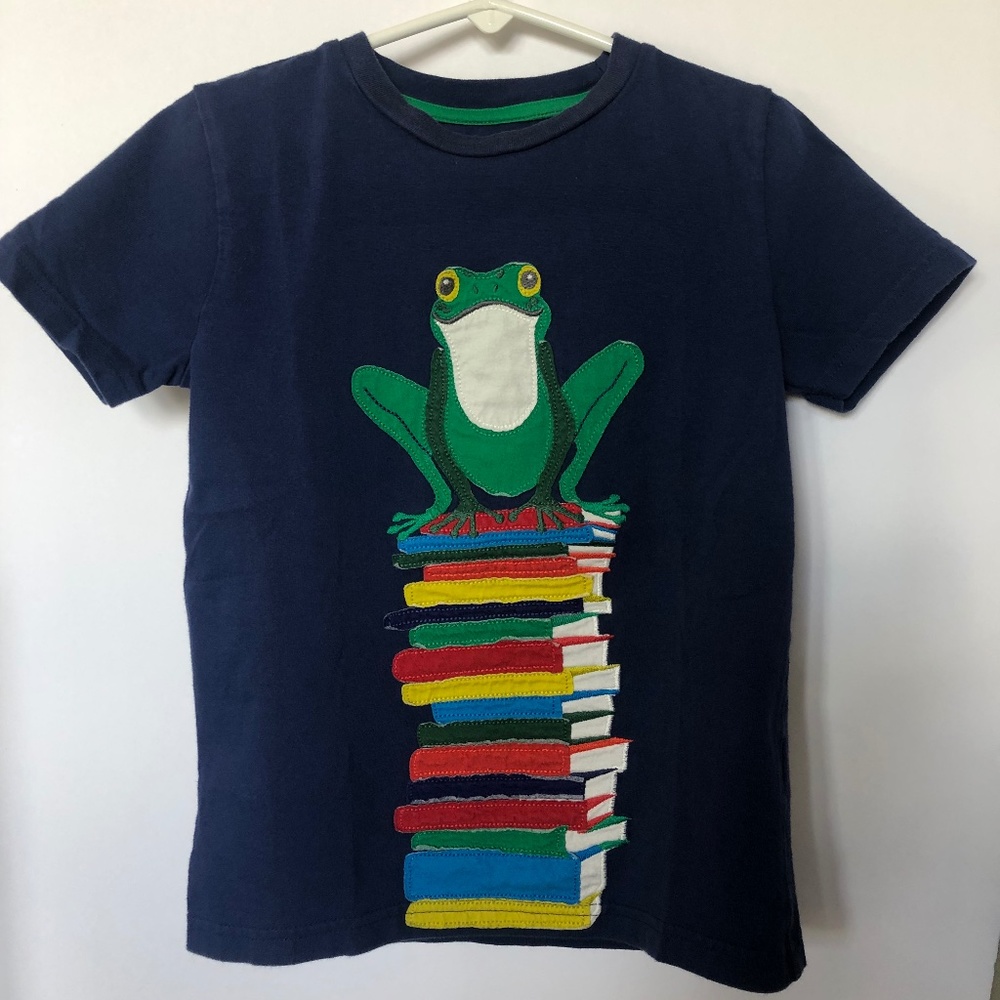 Mini Boden Kids Frog-on-Bookstack Applique T-Shirt
